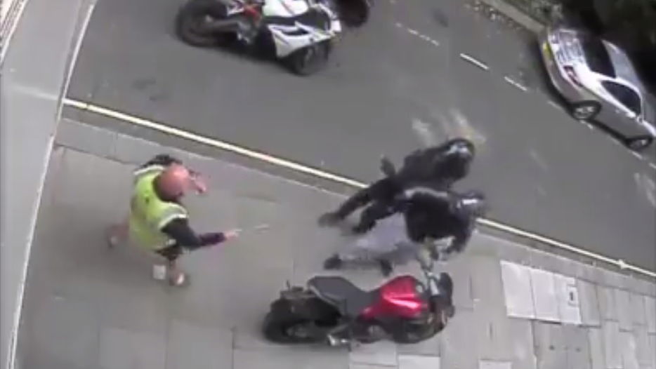 Pole-wielding builders see bike thieves off